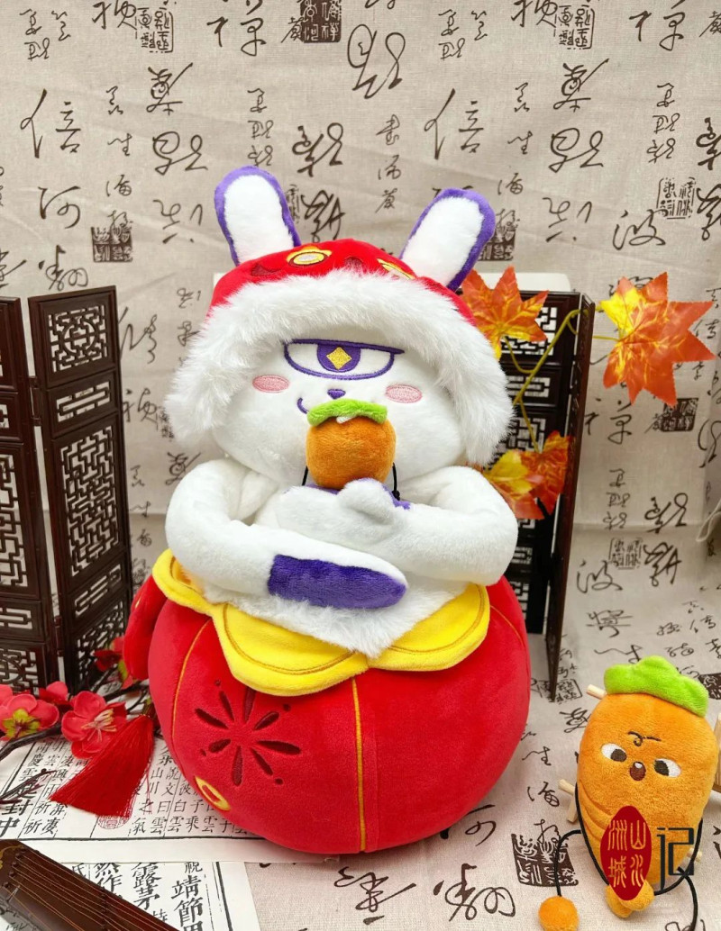 “谷子”通过徽章、卡牌、手办等文创商品构建起独特的经济生态。图为芒果综艺《跳进地理书的旅行》，衍生形象——“南波小兔”。马栏山视频文创产业园供图