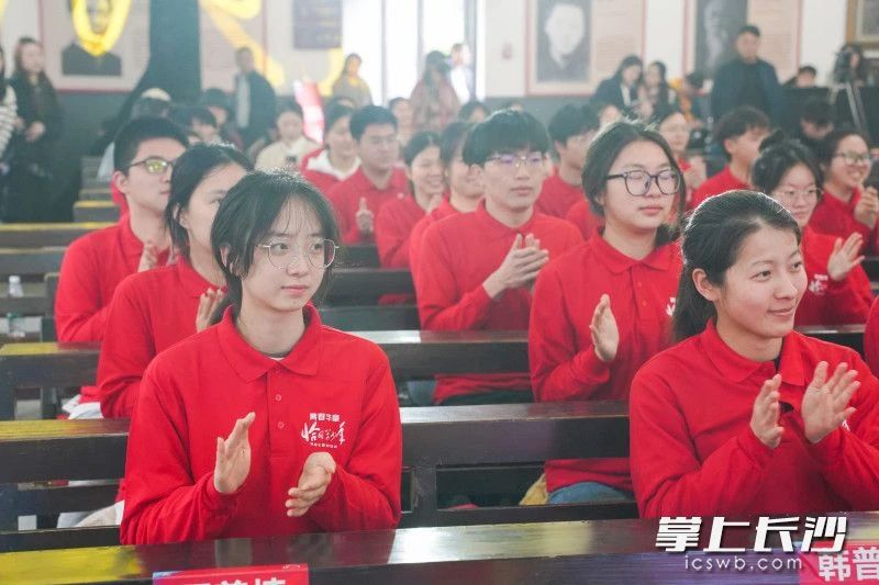 现场学生们认真听讲，不时热烈鼓掌。刘晓敏 摄
