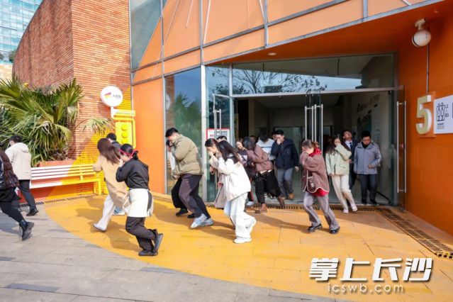 演练中有序组织顾客疏散到安全区域。