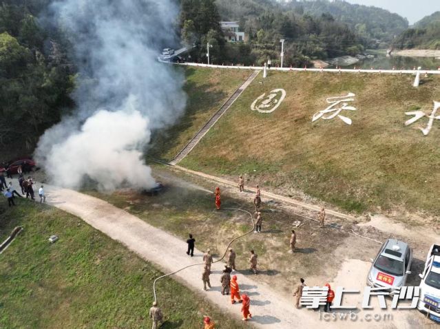 宁乡市沙田乡模拟水库出险和森林火情双重险情。