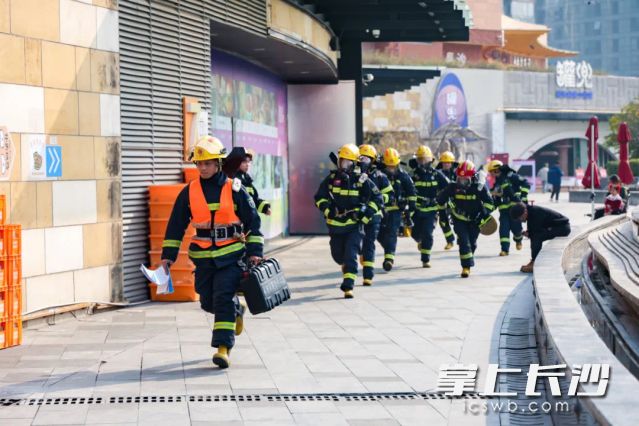 演练中专业人员迅速赶赴现场开展工作。