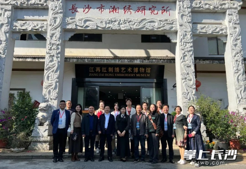 文艺家们探访长沙市湘绣研究所。均为通讯员 供图