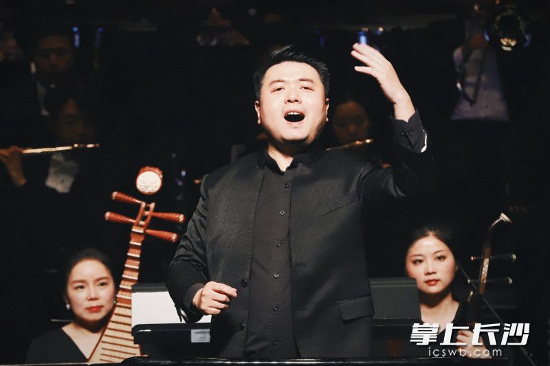 放声歌唱。