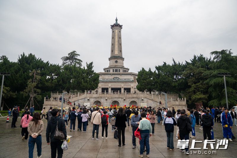 清明时节，长沙市民自发来到湖南烈士公园祭奠英烈。 均为长沙晚报全媒体记者邓迪摄