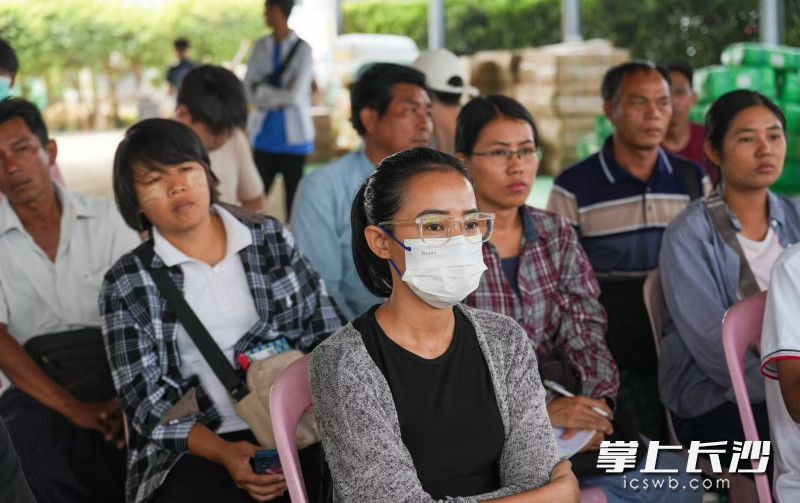 当地民众和华人群体认真听讲学习。
