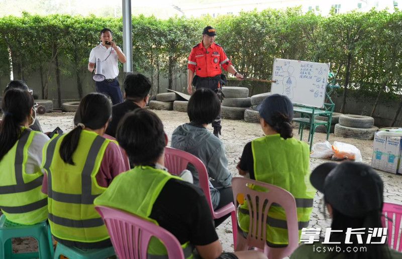 湖南岳麓蓝天救援队第三批队员通过手绘教学、互动演示等方式，向当地民众和华人群体普及灾后防疫知识。 均为长沙晚报特派全媒体记者邹麟、周数邑摄