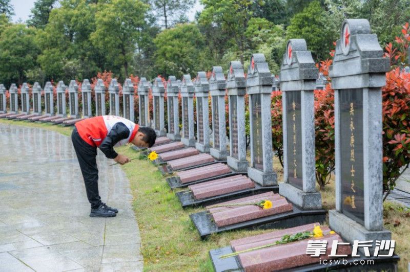 给烈士鞠躬。