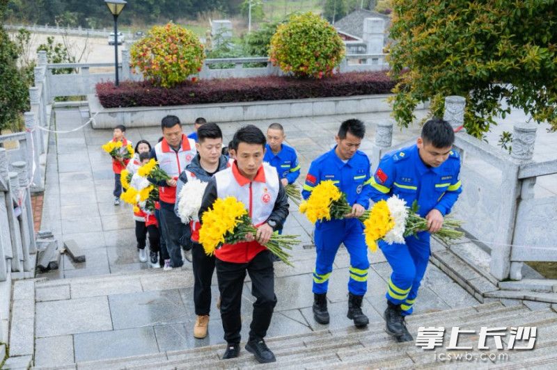 手捧菊花为烈士扫墓。均为长沙晚报通讯员 周军 摄