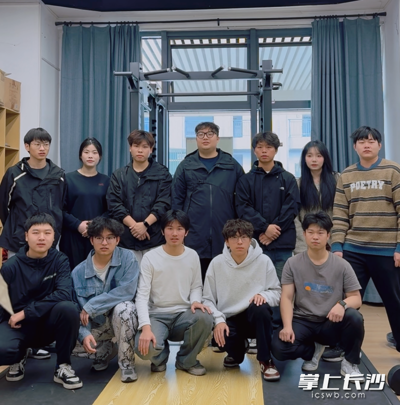 包罗万束工作室核心成员合影。