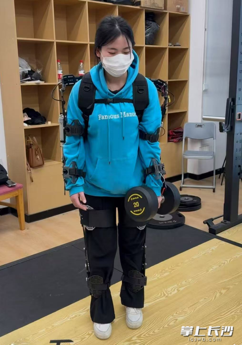 学生试戴农业机械外骨骼。均为通讯员 李裕展 供图