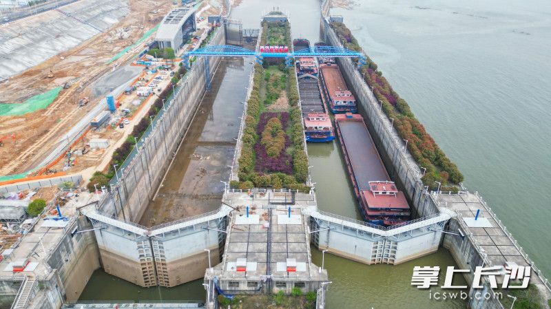 长沙枢纽二线船闸于2025年3月7日开始检修施工，这次船闸检修是2012年通航以来的一次重要抽水检修。 长沙晚报全媒体记者 易亿 摄