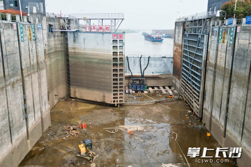 检修任务中四扇分别重达320吨的人字门顶升检修，是湖南省首次对2000吨级船闸的人字门顶升检修。 长沙晚报全媒体记者 易亿 摄