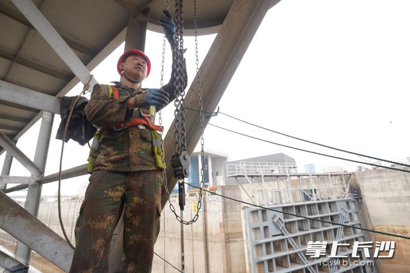 工人在为船闸人字门进行检修。 长沙晚报全媒体记者 易亿 摄