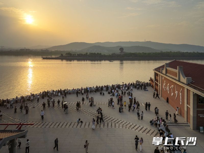 夕阳下，市民游客们在恰同学少年广场游玩。均为长沙晚报全媒体记者 郭雨滴 摄