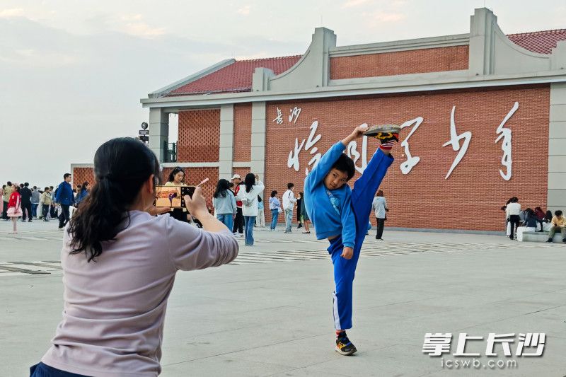 市民在恰同学少年广场拍照打卡。