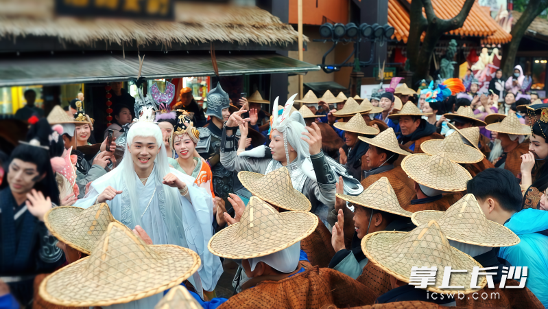 炭河古城景区的穿越狂欢季活动精彩绝伦。