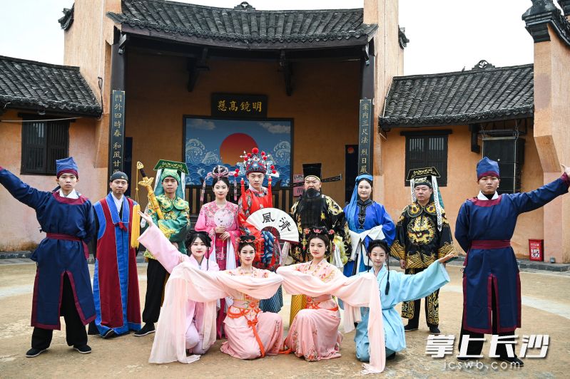 走进道林古镇，游客们仿佛穿越千年。