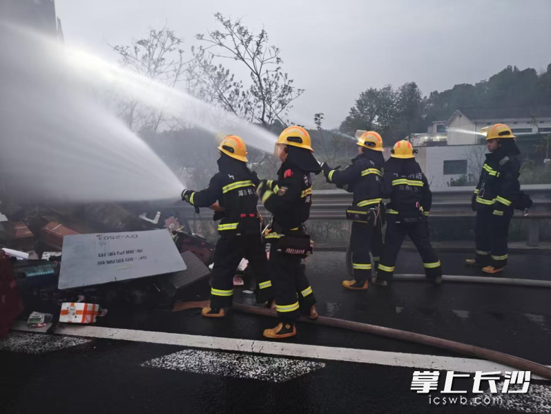 天心消防全力扑灭火灾。 长沙晚报通讯员 李铁应 摄