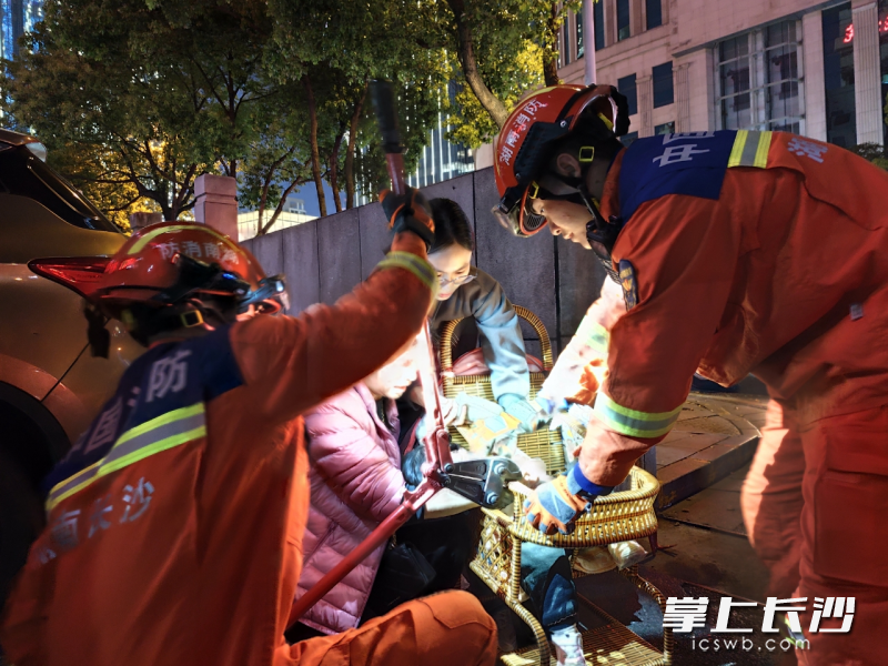 消防员全力解救被困女童。 长沙晚报通讯员 谢梦嘉 摄