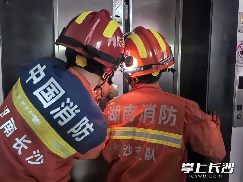 消防员营救被困电梯人员。 长沙晚报通讯员 胡宇波 摄