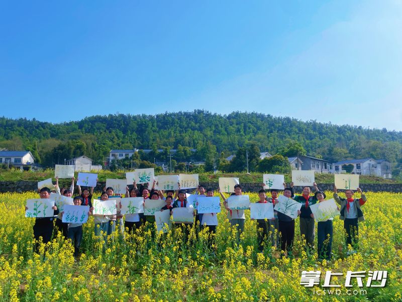 光明小学的同学们展示自己的画作。 光明小学的同学们展示自己的画作。