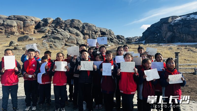 托斯特小学的孩子们展示画作。 托斯特小学的孩子们展示画作。