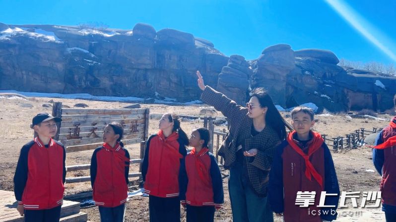 托斯特乡牧业寄宿学校的孩子们在奇石阵中寻觅亿万年前的地质密码。 托斯特乡牧业寄宿学校的孩子们在奇石阵中寻觅亿万年前的地质密码。