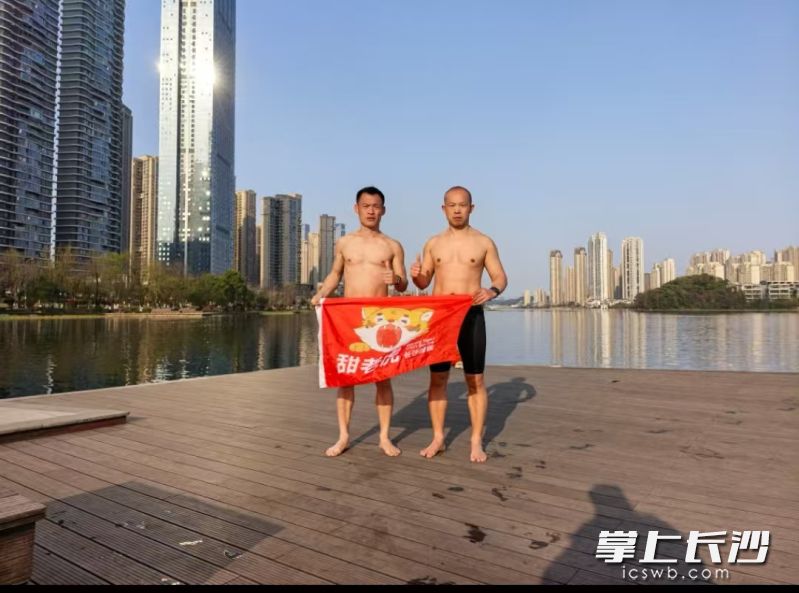 张良（左）在冬泳。 受访者供图