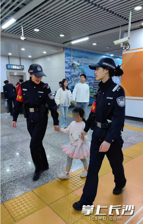 地铁站内，女警接连寻回走失儿童。长沙晚报通讯员 邵青 供图