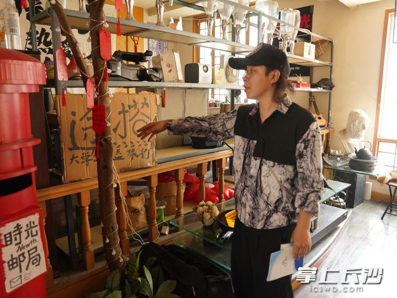 2023年，永州青年何东在雨花区左家塘街道租下一套小区复式房，改造成拥有15张床位的青年旅社。两年来，这盏灯已经温暖了2000多个异乡人的夜晚。湛亦聪 摄