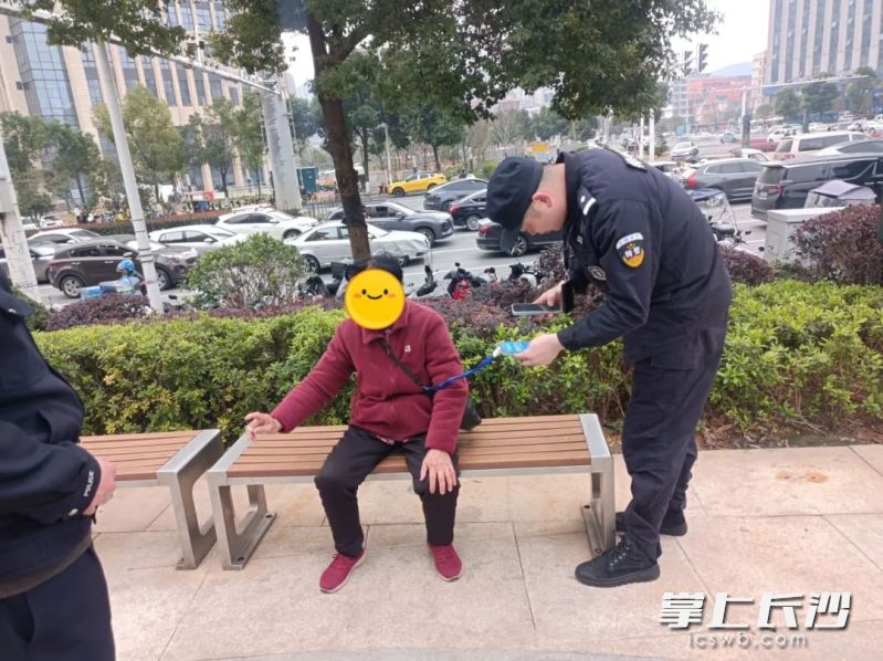 长沙警察连续救助迷路老人，春日街头传递温暖。受访者供图
