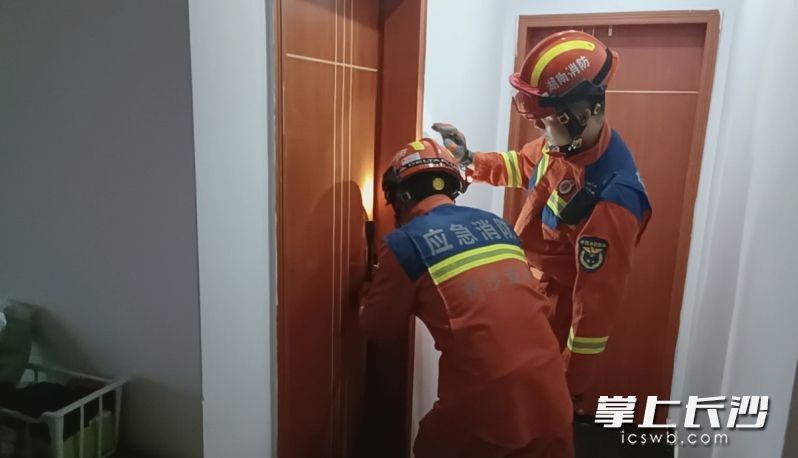 消防员破门解救被困儿童。 长沙晚报通讯员 杨慧 摄