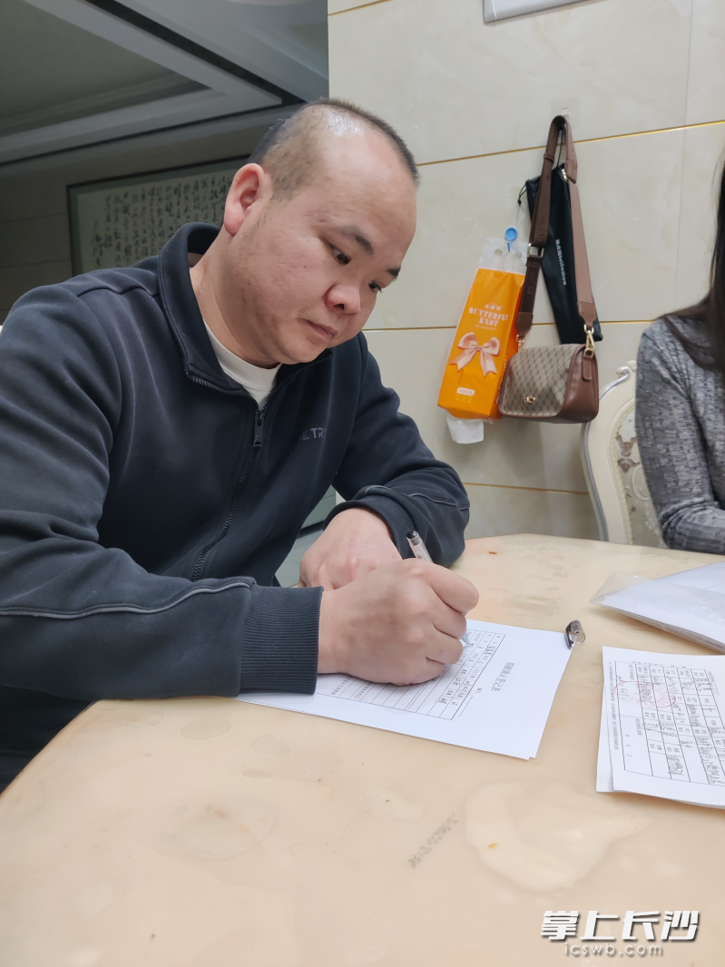 彭先生默默地拿起笔在“角膜遗体确认捐献登记表”上填写惠惠的信息。2023年，这位父亲在同样的表上填写过双胞胎姐姐佩佩的信息。