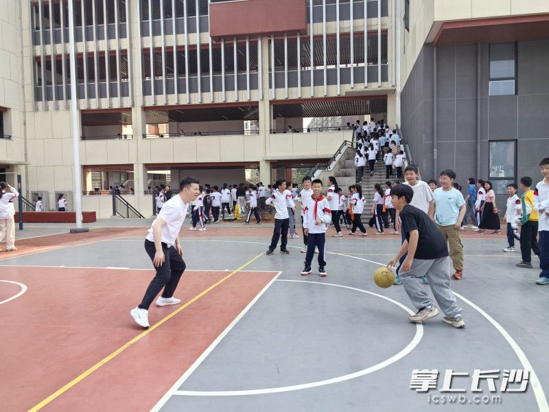 下课了，和老师来一场篮球PK。