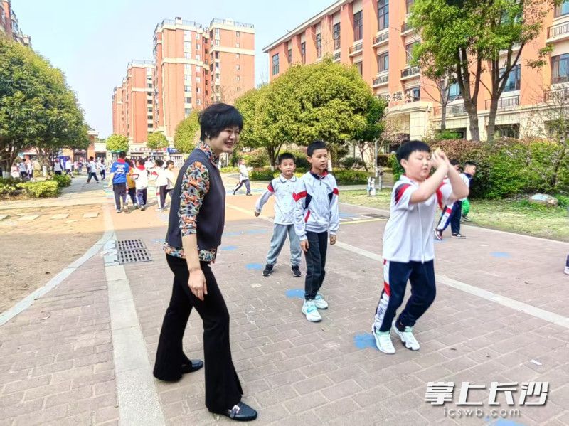 老师，比比我们谁跳得远！