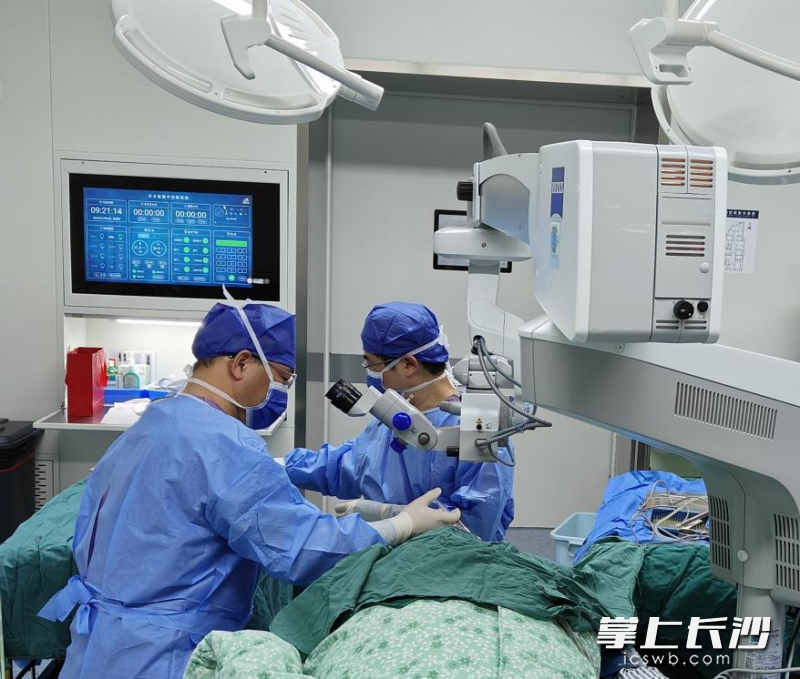 长沙市中心医院多学科专家联手出方案，精心为超体重患者实施眼科手术。 通讯员供图