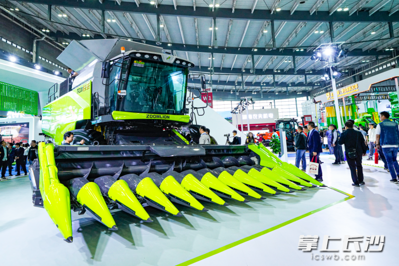 中联重科打造的国内最大喂入量收割机。 长沙晚报全媒体记者 周辉霞 摄