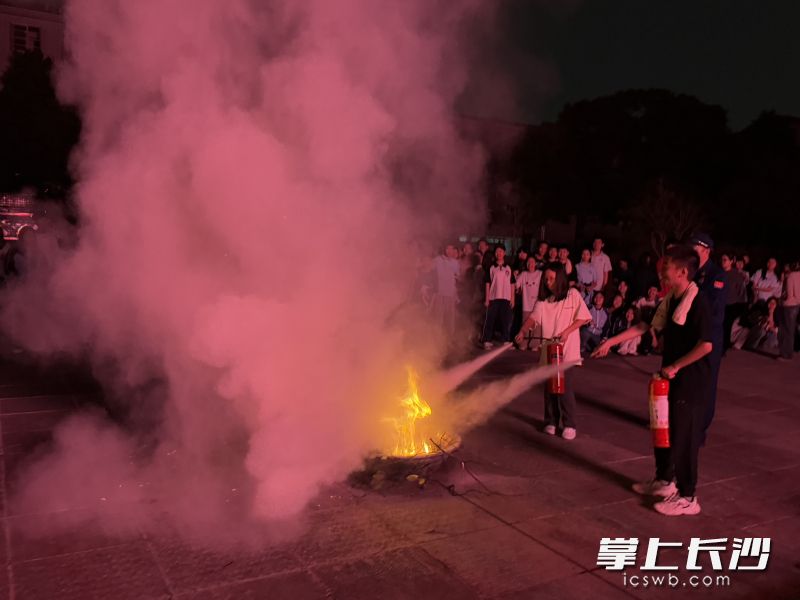 学生们在演练灭火。 长沙晚报通讯员 柳阳 摄