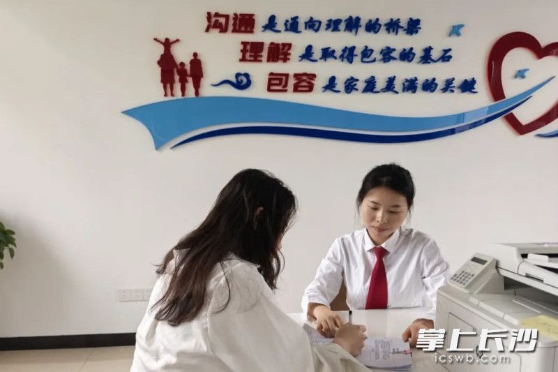 工作人员指导当事人填写要素式起诉状。均为长沙市中院 供图