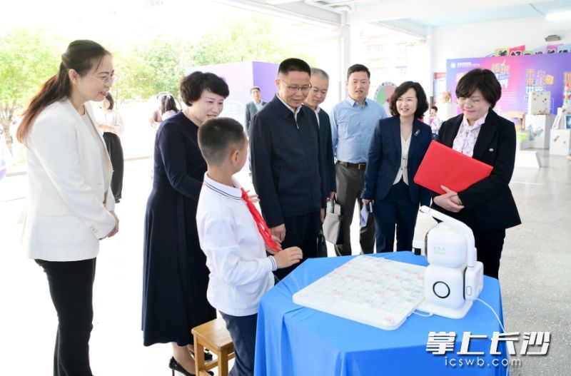 学生向与会嘉宾介绍学校科学项目。 学生向与会嘉宾介绍学校科学项目。