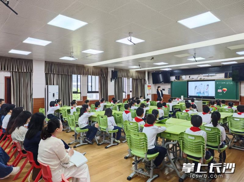 五堂生成式人工智能赋能课堂教学课例创新案例展现了“技术赋能而不主导”的教学智慧。