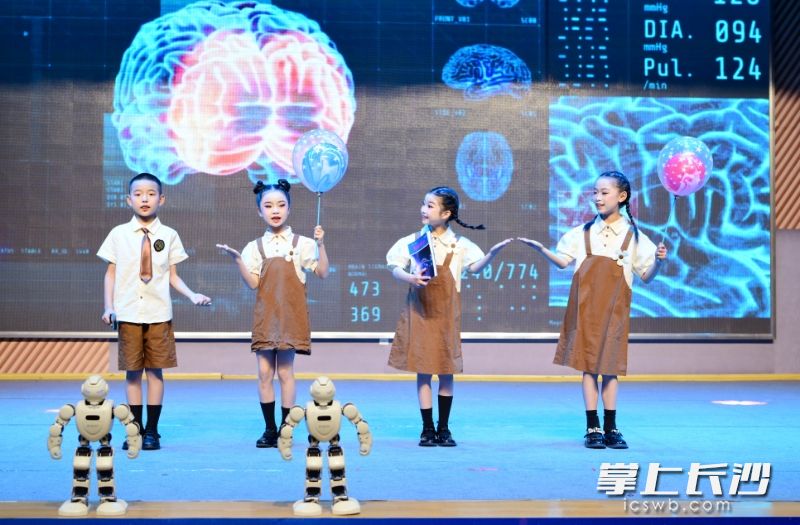 各学校通过展板、实物、现场演示等形式,向全省代表全方位呈现学生在科技创新、科学探究方面的优秀作品和表现。 各学校通过展板、实物、现场演示等形式,向全省代表全方位呈现学生在科技创新、科学探究方面的优秀作品和表现。