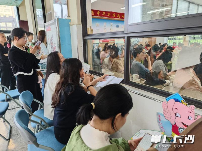 教室外都挤满了认真的听课老师。