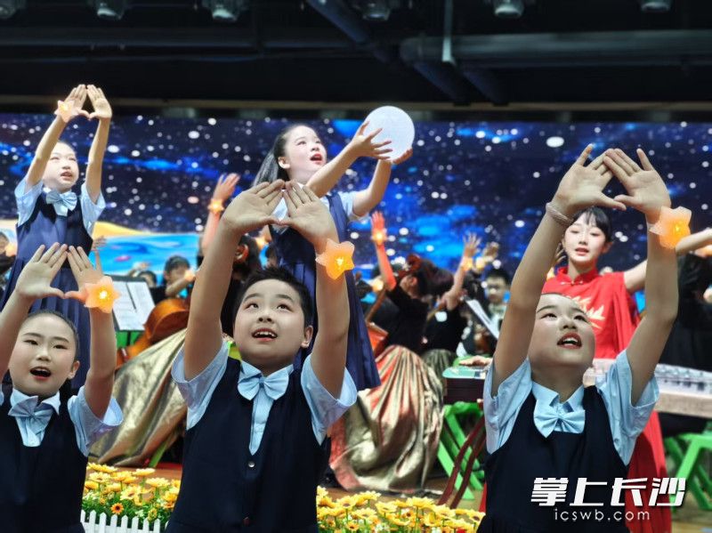 交响音乐情景短剧《诗引琼华》华丽开场，由大同交响乐团与合唱团联袂呈现。