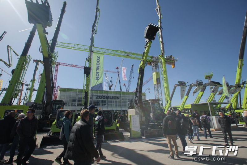 德国宝马展中联重科展区客商络绎不绝。长沙晚报通讯员 李家宇供图