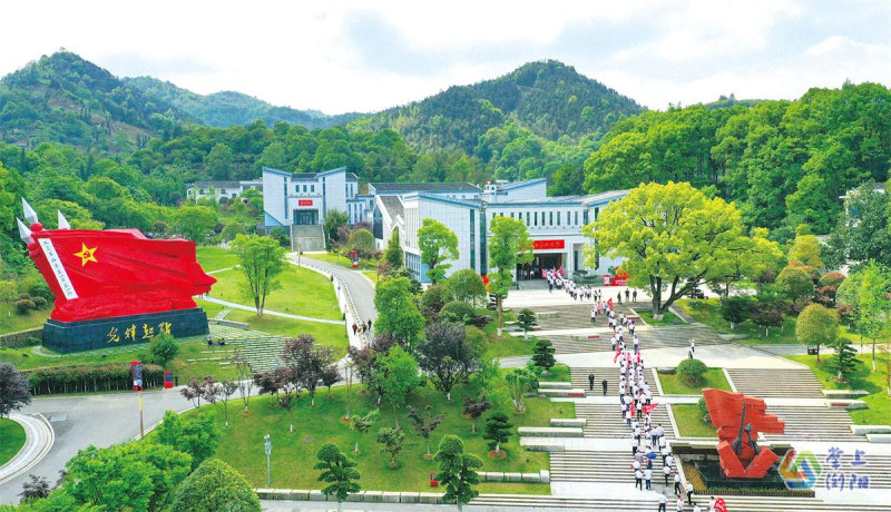 走进秋收起义文家市会师纪念馆，“光辉起点”红旗雕塑巍然矗立。纪念馆自开放以来，已累计接待国内外参观者2000多万人次。