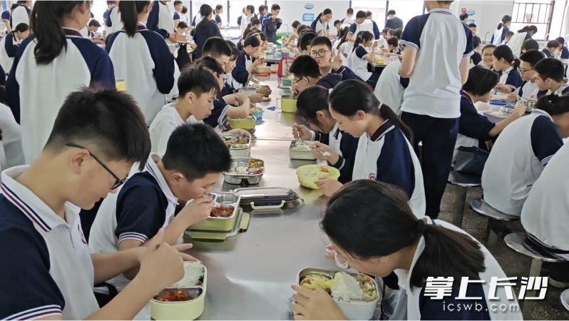 学生在用餐。