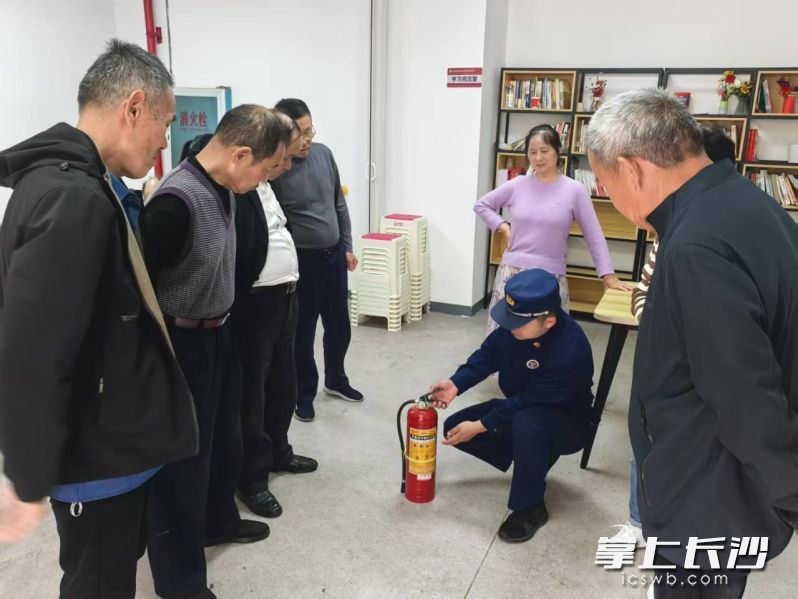 望城区消防救援大队走进双桂社区居家养老服务站开展消防培训。 长沙晚报通讯员 陈望 摄