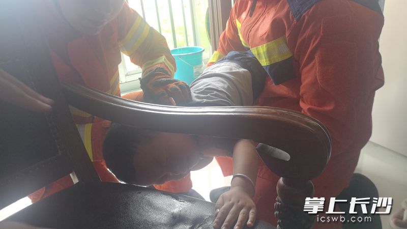 消防员成功帮被卡男孩脱困。 长沙晚报通讯员 胡宇波 摄