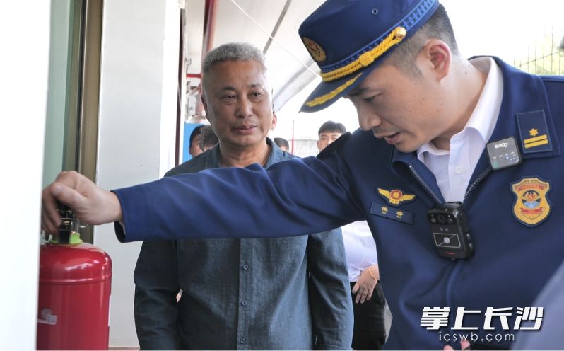 浏阳市消防救援大队对古港镇敬老院开展联合检查。 长沙晚报通讯员 寻艳 摄 